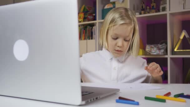 Uzaktan öğrenme çevrimiçi eğitim. Anaokulu öğrencisi bir çocuk odasında öğreniyor.. — Stok video