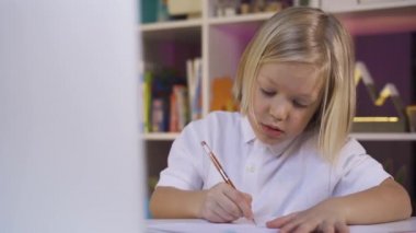 Uzaktan öğrenme çevrimiçi eğitim. Evde öğrenen sevimli bir okul çocuğu.