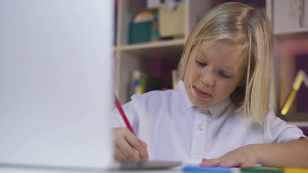 Online-Fernunterricht. Ein süßer kleiner Junge lernt zu Hause. — Stockvideo
