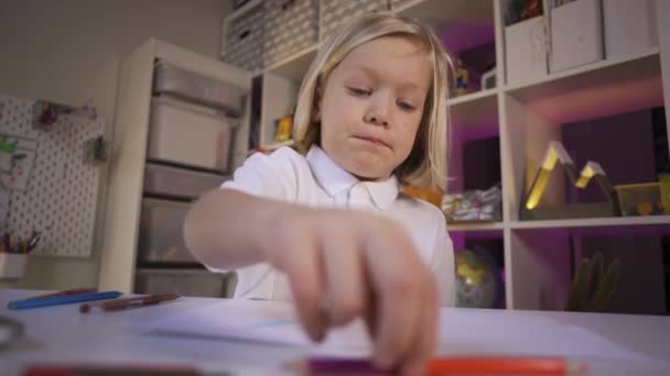 Educación a distancia debido a cuarentena, educación en línea. Un pequeño adolescente aprendiendo en el ordenador en casa — Vídeos de Stock