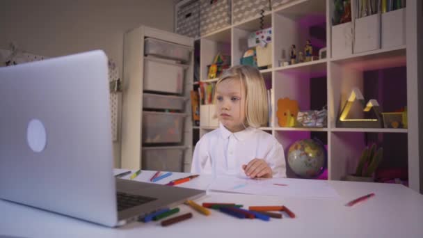 Educazione online all'apprendimento a distanza. Un piccolo ragazzo adolescente studia online con l'insegnante di internet a casa . — Video Stock