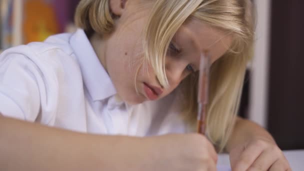 Educazione online all'apprendimento a distanza. Un piccolo ragazzo adolescente studia online con l'insegnante di internet a casa . — Video Stock