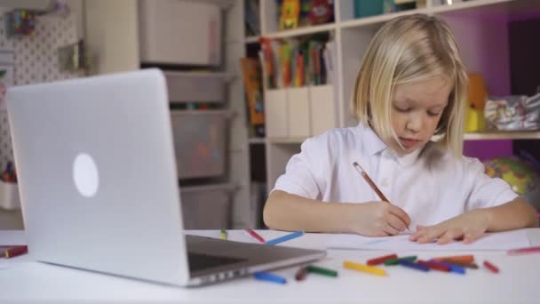Дистанційне навчання онлайн-освіти. Маленький хлопчик навчається онлайн з учителем вдома . — стокове відео