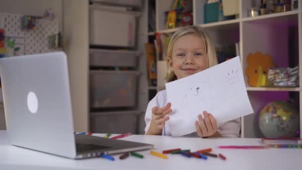 Uzaktan öğrenme çevrimiçi eğitim. Gülümseyen bir çocuk sanatını sergiliyor — Stok video