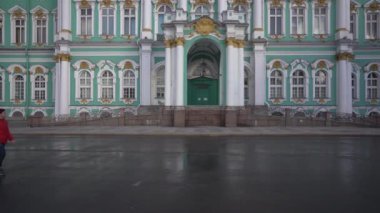 Hippi adam St. Petersburg 'da Hermitage' da dolaşıyor.
