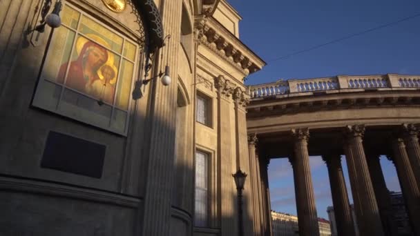 San Petersburgo. Rusia. Catedral de Kazán en una mañana soleada. Icono de primer plano — Vídeo de stock