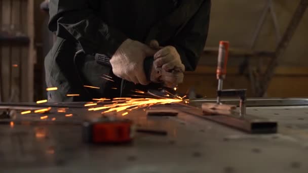 Pièce métallique de polissage de travailleur masculin avec la meuleuse — Video