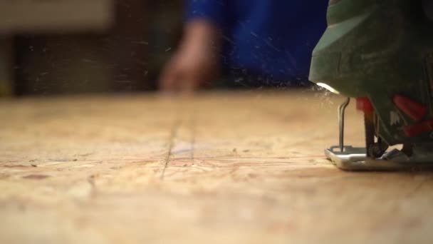 Εργαζόμενος πριόνια μια ξύλινη λεπτομέρεια. — Αρχείο Βίντεο