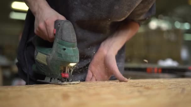Werknemer zagen een houten detail. Langzame beweging — Stockvideo
