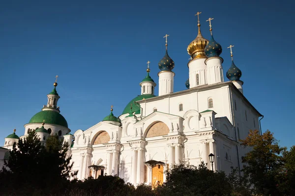 Rostov Veliky. Monasterio Spasso-Yakovlevsky en el lago Nerón — Foto de Stock