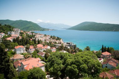 Herceg Novi entra bulunan Karadağ'daki kıyı bir şehirdir