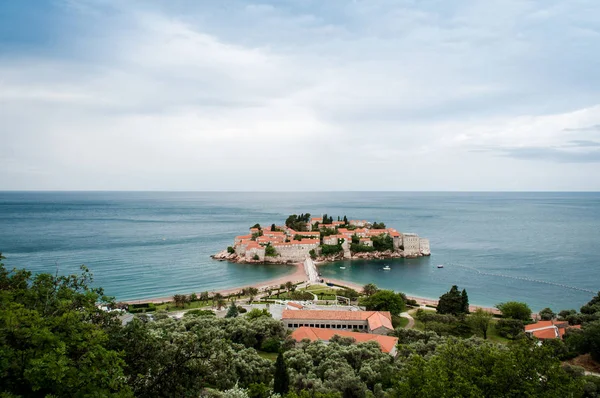 スベティ ・ ステファンは Montenegr のアドリア海の海岸の小さな島です。 — ストック写真