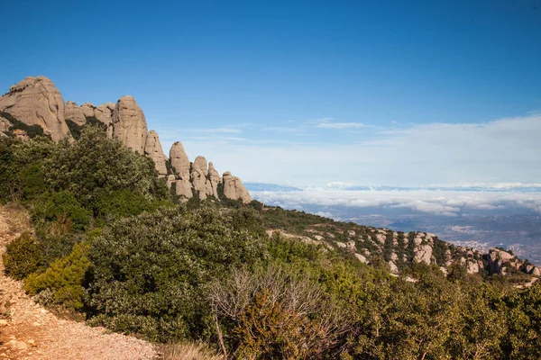 Santa Maria de Montserrat es una abadía benedictina, paisaje — Foto de Stock