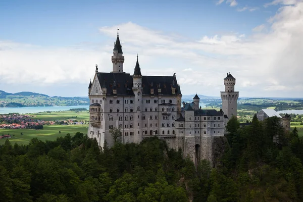 Kasteel Neuschwanstein is een paleis in de buurt van Fussen in Beieren — Stockfoto