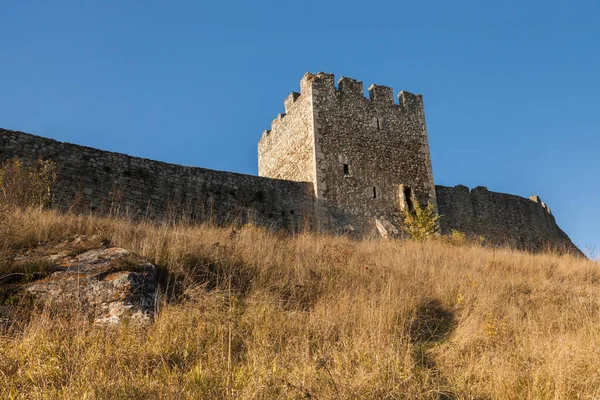 東スロバキアのSpis城の遺跡は 中央ヨーロッパ最大の城のサイトの1つを形成します — ストック写真