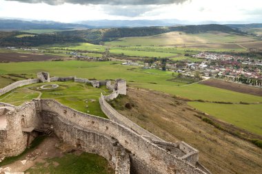 Doğu Slovakya 'daki Spis Kalesi' nin kalıntıları Orta Avrupa 'daki en büyük şato alanlarından birini oluşturuyor..
