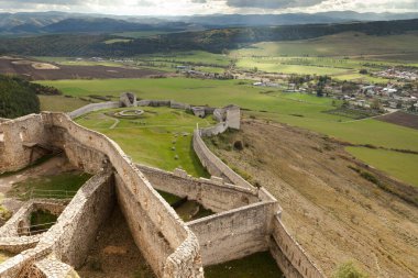 Doğu Slovakya 'daki Spis Kalesi' nin kalıntıları Orta Avrupa 'daki en büyük şato alanlarından birini oluşturuyor..