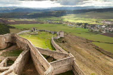 Doğu Slovakya 'daki Spis Kalesi' nin kalıntıları Orta Avrupa 'daki en büyük şato alanlarından birini oluşturuyor..