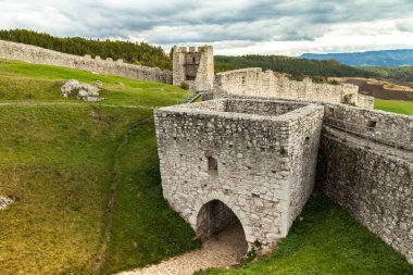 Doğu Slovakya 'daki Spis Kalesi' nin kalıntıları Orta Avrupa 'daki en büyük şato alanlarından birini oluşturuyor..