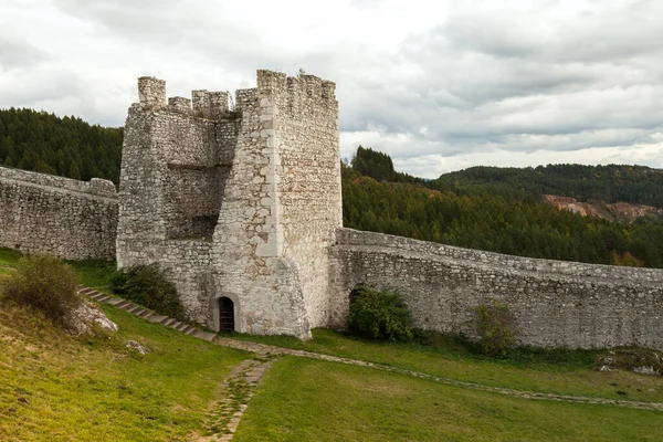 東スロバキアのSpis城の遺跡は 中央ヨーロッパ最大の城のサイトの1つを形成します — ストック写真