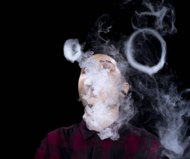 Tıkacı ve gömleği olan yakışıklı bir portre.