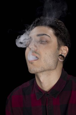 Tıkacı ve gömleği olan yakışıklı bir portre.