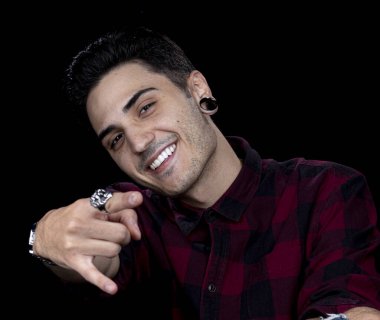 Tıkacı ve gömleği olan yakışıklı bir portre.