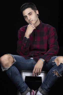 Tıkacı ve gömleği olan yakışıklı bir portre.