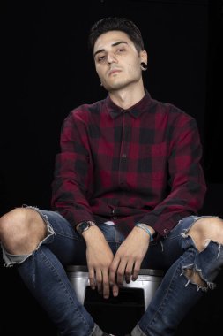 Tıkacı ve gömleği olan yakışıklı bir portre.