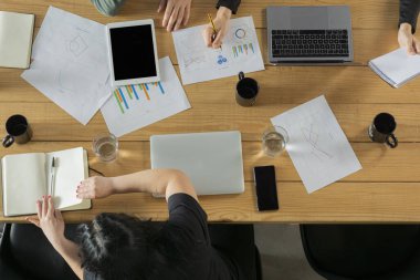 İş bürosu modern insanlar çalışıyor