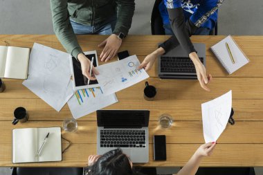 İş bürosu modern insanlar çalışıyor