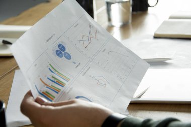 İş bürosu modern insanlar çalışıyor