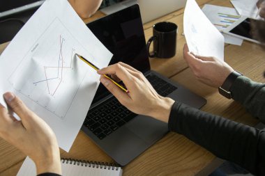 İş bürosu modern insanlar çalışıyor