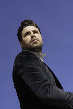 Genç iş adamı mutlu ve baştan çıkarıcı bir başarı.