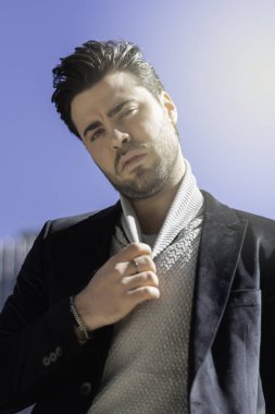 Genç iş adamı mutlu ve baştan çıkarıcı bir başarı.