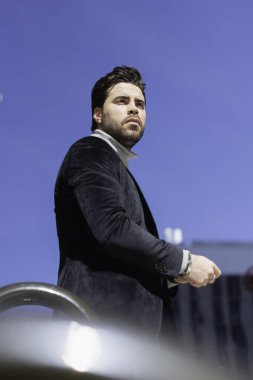 Genç iş adamı mutlu ve baştan çıkarıcı bir başarı.