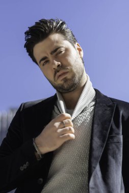 Genç iş adamı mutlu ve baştan çıkarıcı bir başarı.