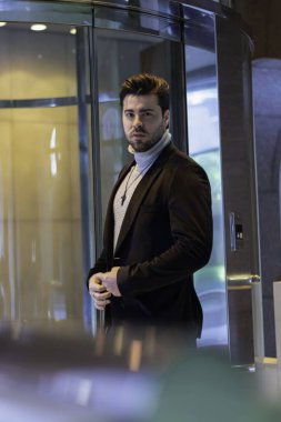 Genç iş adamı mutlu ve baştan çıkarıcı bir başarı.