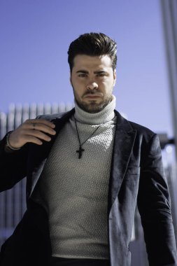 Genç iş adamı mutlu ve baştan çıkarıcı bir başarı.