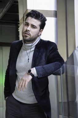 Genç iş adamı mutlu ve baştan çıkarıcı bir başarı.