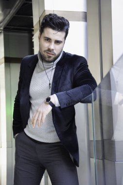 Genç iş adamı mutlu ve baştan çıkarıcı bir başarı.