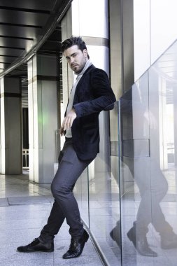 Genç iş adamı mutlu ve baştan çıkarıcı bir başarı.