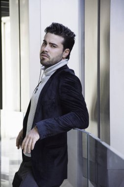 Genç iş adamı mutlu ve baştan çıkarıcı bir başarı.