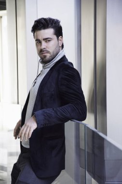 Genç iş adamı mutlu ve baştan çıkarıcı bir başarı.