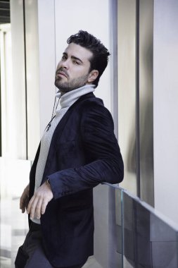 Genç iş adamı mutlu ve baştan çıkarıcı bir başarı.