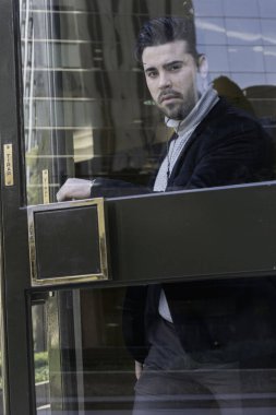 Genç iş adamı mutlu ve baştan çıkarıcı bir başarı.