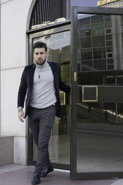 Genç iş adamı mutlu ve baştan çıkarıcı bir başarı.