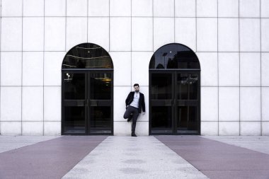 Genç iş adamı mutlu ve baştan çıkarıcı bir başarı.