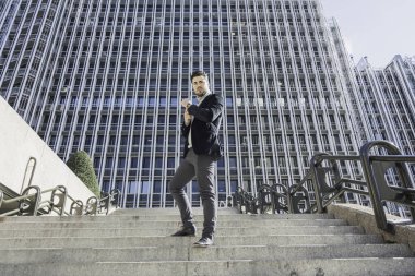 Genç iş adamı mutlu ve baştan çıkarıcı bir başarı.