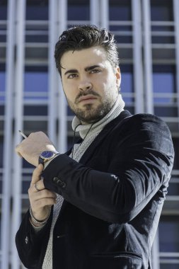 Genç iş adamı mutlu ve baştan çıkarıcı bir başarı.